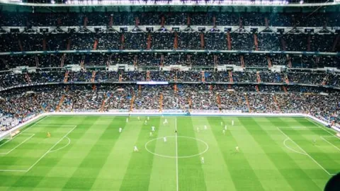 东契奇湖人主场首战，特设金色77号T恤观赛区